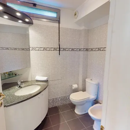 2 Pieces Avec Terrasse, Jardin Et Parking Dans Avec Piscine A - Fr-1-196-313 Menton